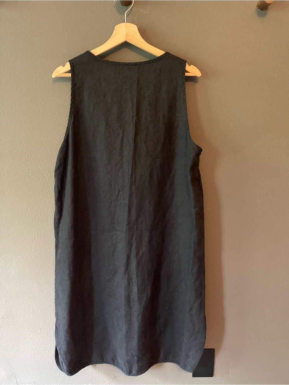 Beaton Linen Black Sleeveless Linen Shift Dress - Picture 2 of 3